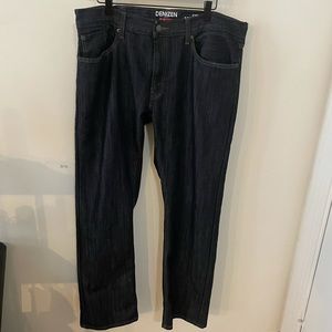 Like New Men’s Denizen Levi Jeans 218- Straight Fit 38x32